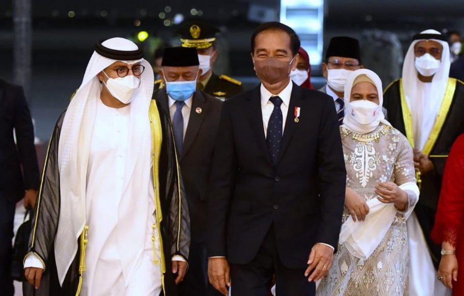 Presiden Joko Widodo (Jokowi) didampingi Ibu Iriana Joko Widodo sudah tiba di Abu Dhabi, Uni Emirat Arab (UEA) pada Jumat 1 Juli 222.