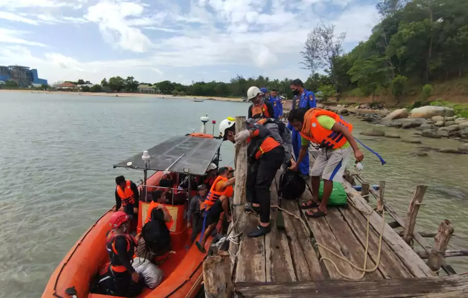 Stasiun Pemantauan Keamanan dan Keselamatan Laut (SPKKL) Badan Keamanan Laut (Bakamla) Sambas menyelamatkan 6 orang korban kapal tenggelam di Perairan Pulau Penata Besar, Kabupaten Bengkayang, Kalimantan Barat, Kamis, 30 Juni 2022.