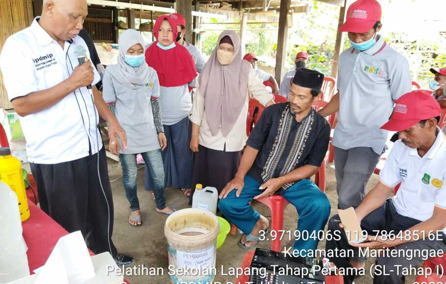 Kementerian Pertanian (Kementan) menggelar Sekolah Lapang IPDMIP terkait pembuatan POC dan PGPR di Daerah Irigasi Takkalasi, Kecamatan Maritengngae, Kabupaten Sidenreng Rappang, Sulawesi Selatan.