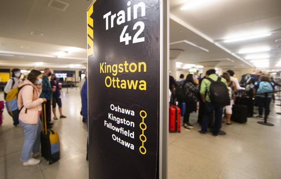 Orang-orang berbaris di Union Station di Toronto, Ontario, Kanada, pada Senin 20 Juni 2022. Otoritas Kanada mengonfirmasi total 278 kasus cacar monyet di negara itu hingga Rabu 29 Juni 2022
