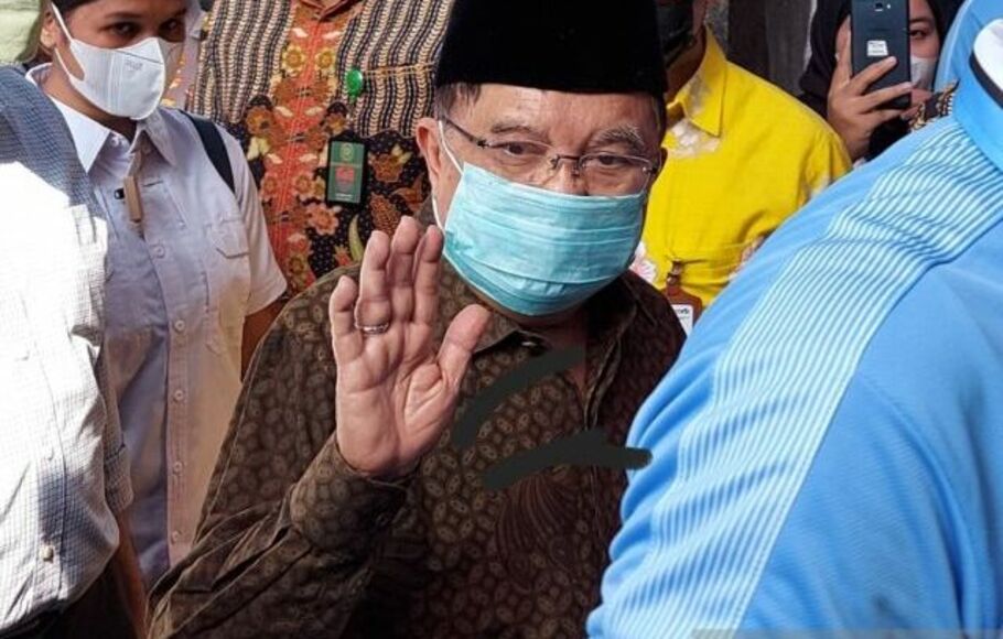 Wakil Presiden ke-10 dan ke-12 RI Jusuf Kalla (JK) melayat ke rumah duka tempat jenazah Menteri Pendayagunaan Aparatur Negara dan Reformasi Birokrasi Tjahjo Kumolo disemayamkan, yakni di Kompleks Widya Candra, Jakarta Selatan, Jumat, 1 Juli 2022.