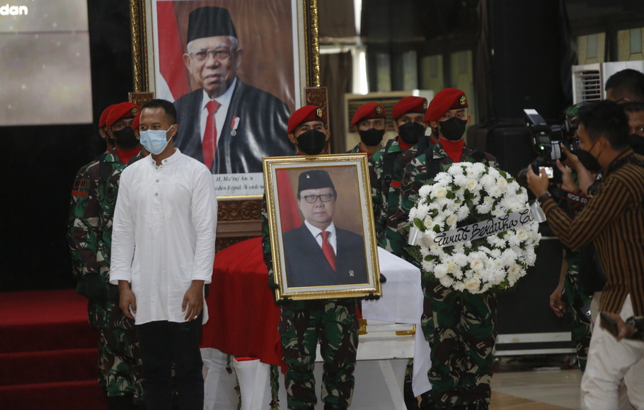 Upacara pelepasan Jenazah Menteri Pendayagunaan Aparatur Negara dan Reformasi Birokrasi Tjahjo Kumolo di kantor Kemenpan RB, Jakarta, Jumat, 1 Juli 2022.