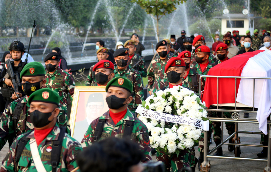 Jenasah Menteri Pemberdayaan Aparatur Negara dan Reformasi Birokrasi (PAN dan RB) Tjahjo Kumolo tiba di Taman Makam Pahlawan Kalibata, Jakarta, Jumat 1 Juli 2022.