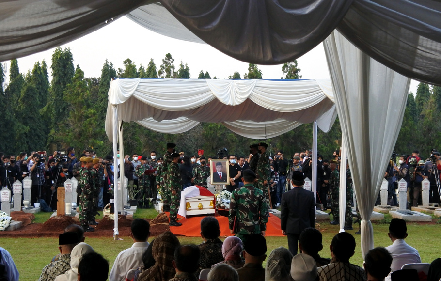 Jenasah Menteri Pemberdayaan Aparatur Negara dan Reformasi Birokrasi (PAN dan RB) Tjahjo Kumolo dimakakamkan secara militer di Taman Makam Pahlawan Kalibata, Jakarta Selatan, Jumat 1 Juli 2022.