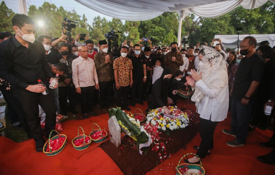 Ketua DPR RI Puan Maharani saat ikut memakamkan jenasah Menteri Pemberdayaan Aparatur Negara dan Reformasi Birokrasi (PAN dan RB) Tjahjo Kumolo dalam upacara pemakaman militer di Taman Makam Pahlawan Kalibata, Jakarta Selatan, Jumat 1 Juli 2022.