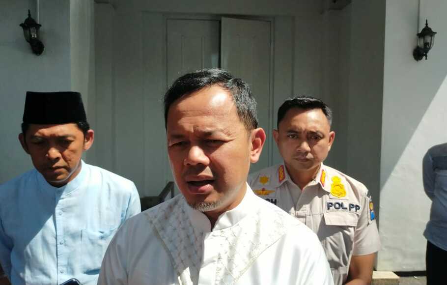 Wali Kota Bogor Bima Arya saat memberikan keterangan terkait penutupan permanen Elvis Cafe eks Holywings di kediamannya, Jumat, 1 Juli 2022.