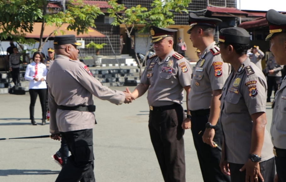 Kapolda Papua, Irjen Mathius D Fakhiri menyampaikan selamat kepada anggota polri yang menerima kenaikan pangkat dalam peringatahan HUT ke-76 Bhayangkara, Jumat, 1 Juli 2022.