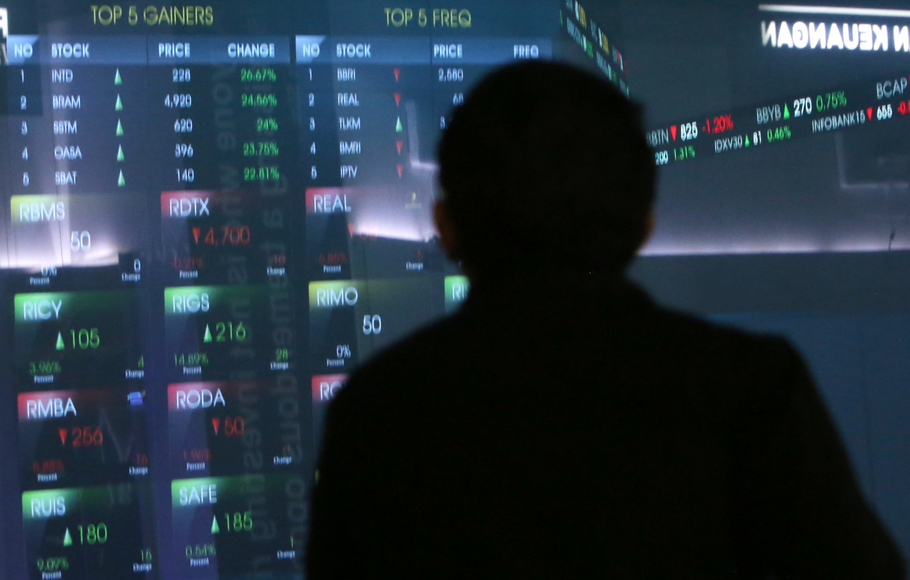 Karyawan melihat monitor saham di Bursa Efek Indonesia (BEI), Jakarta.