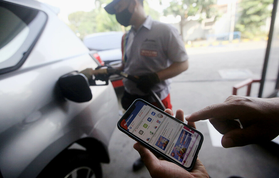 Petugas stasiun pengisian bahan bakar umum (SPBU) melayani pelanggan di salah satu SPBU Pertamina di kawasan Jakarta Pusat, Kamis, 30 Juni 2022.