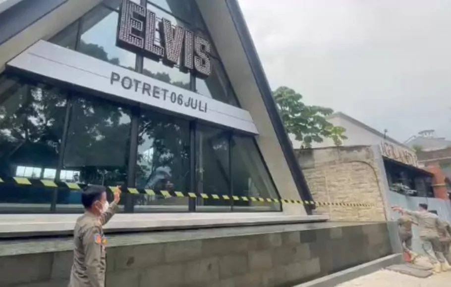 Elvis Cafe eks Holywing di Jalan Padjajaran Kota Bogor diberi garis polisi setelah dibekukan operasionalnya pada Sabtu, 25 Juni 2022.