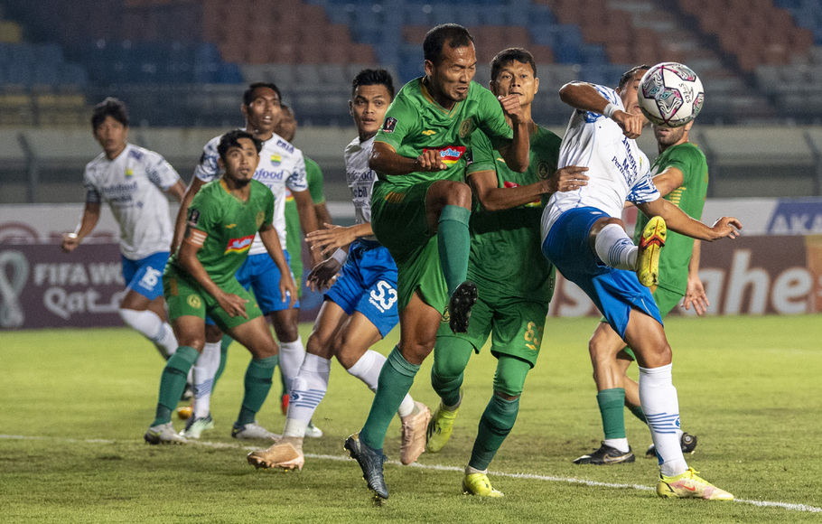 Sejumlah pemain PSS Sleman berusaha mengadang striker Persib Bandung Ezra Walian (kedua kanan) saat pertandingan perempat final Piala Presiden 2022 di Stadion Si Jalak Harupat, Kabupaten Bandung, Jawa Barat, Jumat, 1 Juli 2022. 