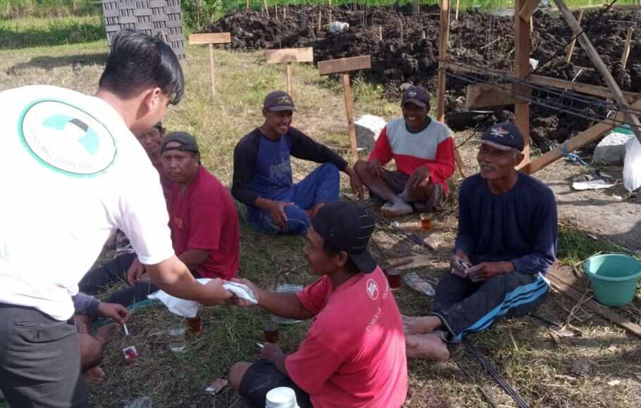 Relawan Ganjar Pranowo, Santri Dukung Ganjar menggelar kegiatan Jumat berkah berbagi di sejumlah wilayah di Kabupaten Gunung Kidul, Daerah Istimewa Yogyakarta (DIY).