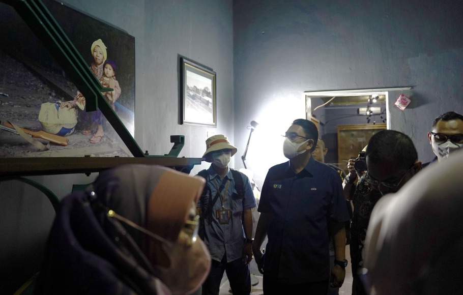 Direktur Operasi SIG Yosviandri mengunjungi Museum Kereta Api Sawahlunto, Sumatera Barat, Jumat, 2 Juli 2022. Pekerjaan perbaikan jalur sepanjang 4 km dan perbaikan Lokomotif Uap E1060, atau yang biasa disebut dengan Mak Itam, ditargetkan memakan waktu selama 6 bulan.