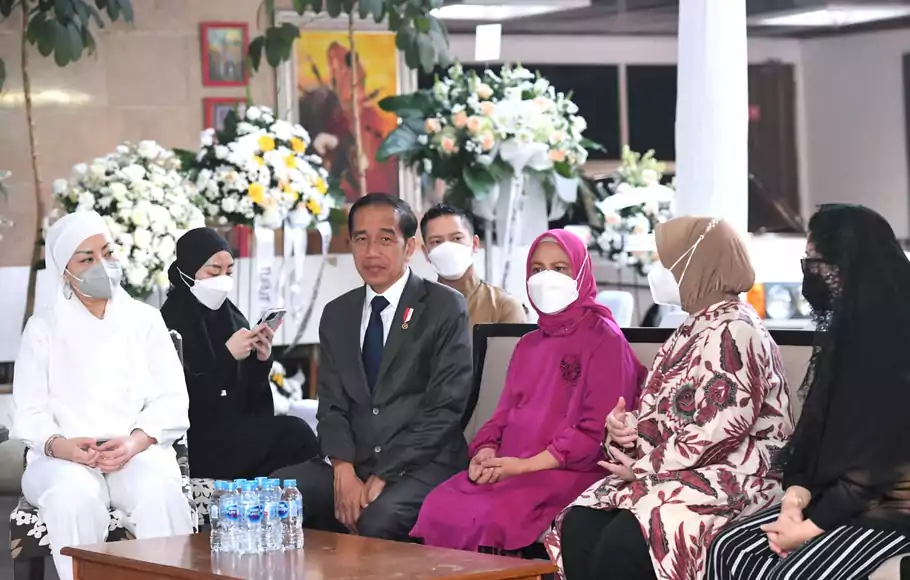 Presiden Joko Widodo (Jokowi) dan Iriana Jokowi bertakziah ke rumah duka almarhum Menteri Pendayagunaan Aparatur Negara dan Reformasi Birokrasi (PAN-RB) Tjahjo Kumolo, di Kompleks Menteri Widya Chandra, Jakarta, Sabtu, 2 Juni 2022.