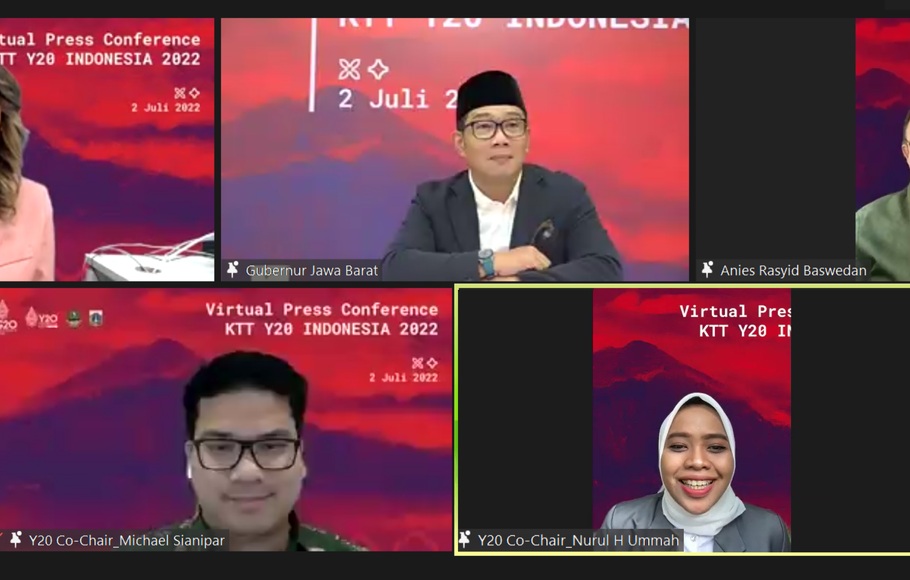 Gubernur DKI Jakarta Anies Baswedan dan Gubernur Jawa Barat Ridwan Kamil saat jumpa pers Summit Y-20 secara virtual pada Sabtu, 2 Juli 2022.