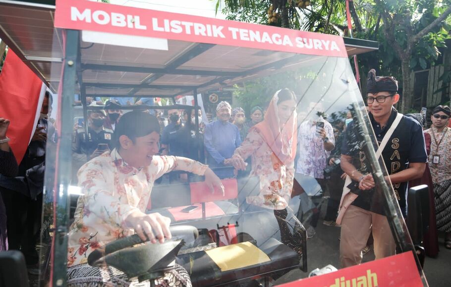 Menteri Pariwisata dan Ekonomi Kreatif (Menparekraf) Sandiaga Uno mendukung mobil tenaga surya karya SMK Muhammadiyah Watulimo, Trenggalek.