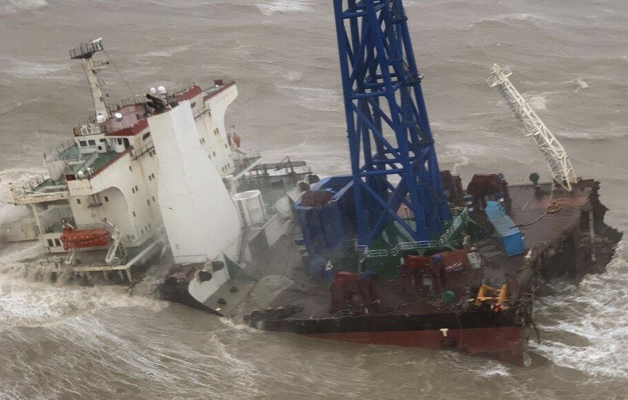 Sebuah kapal setelah pecah menjadi dua di tengah Topan Chaba, selama operasi penyelamatan anggota awak di Laut China Selatan 160 mil laut barat daya Hong Kong.