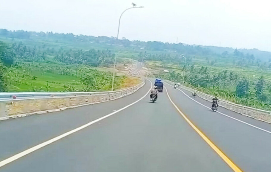 Kementerian Pekerjaan Umum dan Perumahan Rakyat (PUPR) telah menyelesaikan pembangunan Jalan Lingkar Timur Kuningan sepanjang 7,24 kilometer (km) di Kabupaten Kuningan, Provinsi Jawa Barat.