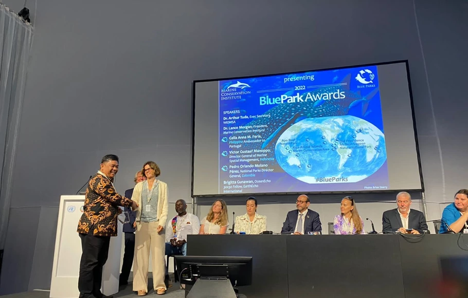 Direktur Jenderal Pengelolaan Ruang Laut Victor Gustaaf Manoppo menerima penghargaan Blue Park Awards tingkat emas dari Marine Conservation Institute dalam rangkaian Konferensi Kelautan Dunia The 2nd Oceans Conference (UNOC) yang berlangsung di Lisbon, Portugal pada 1 Juli 2022.