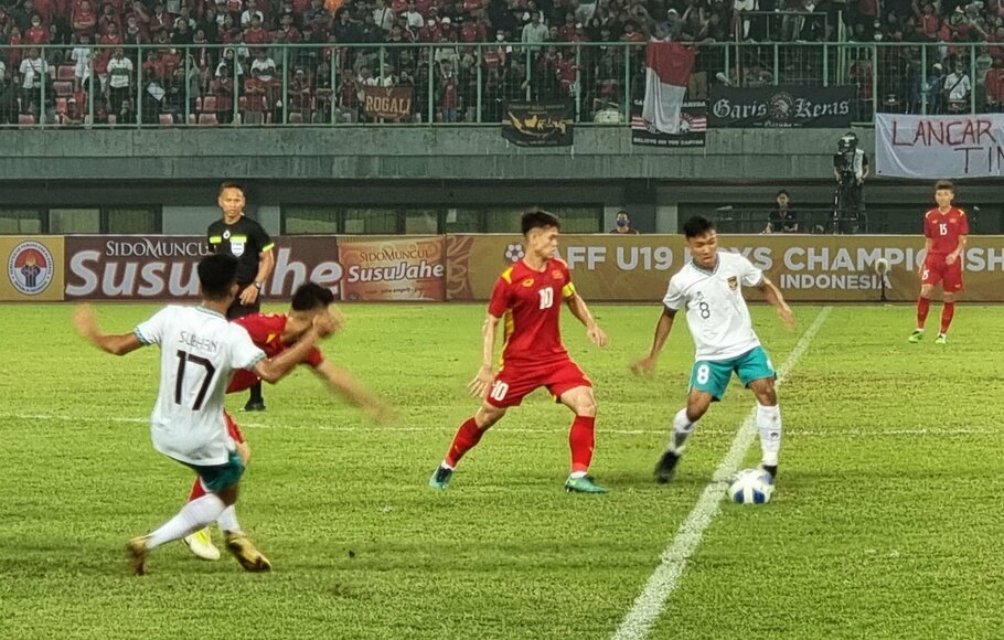 Pertandingan Timnas Indonesia U-19 melawan Vietnam dalam ajang Piala AFF U-19 di Stadion Patriot Chandrabaga, Sabtu, 2 Juli 2022.