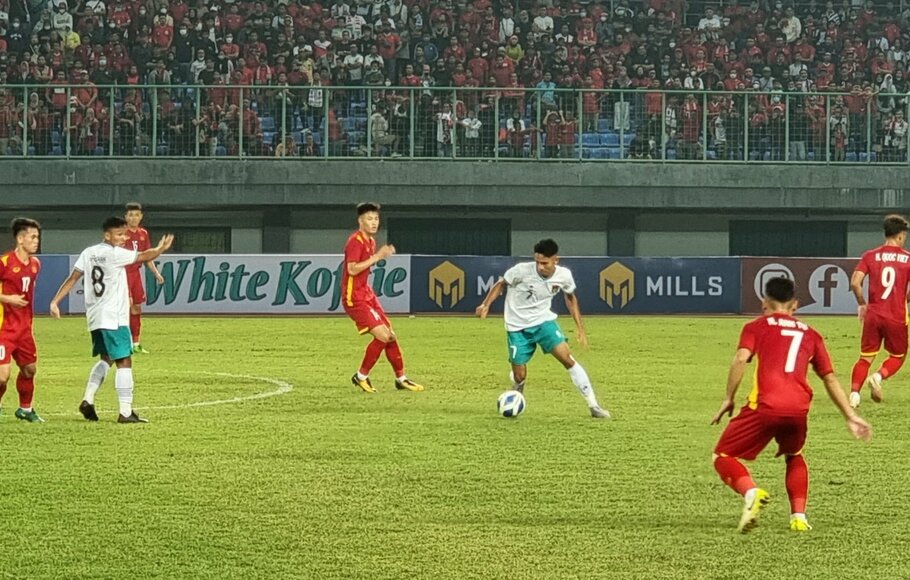 Pertandingan Timnas Indonesia U-19 melawan Vietnam dalam ajang Piala AFF U-19 di Stadion Patriot Chandrabaga, Sabtu, 2 Juli 2022.