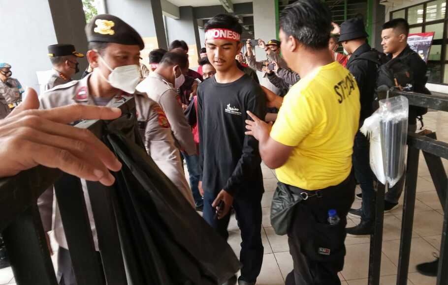 Personel Kepolisian melakukan penggeledahan terhadap barang bawaan penonton yang ingin menyaksikan laga Piala AFF U-19 di Stadion Patriot Candrabhaga, Kota Bekasi pada Sabtu, 2 Juli 2022.