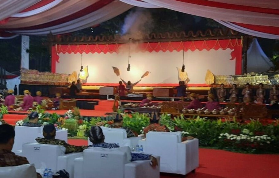 Suasana pertunjukan wayang kulit Semar Membangun Kahyangan di Lapangan Bhayangkara, Mabes Polri, Sabtu 2 Juli 2022. 