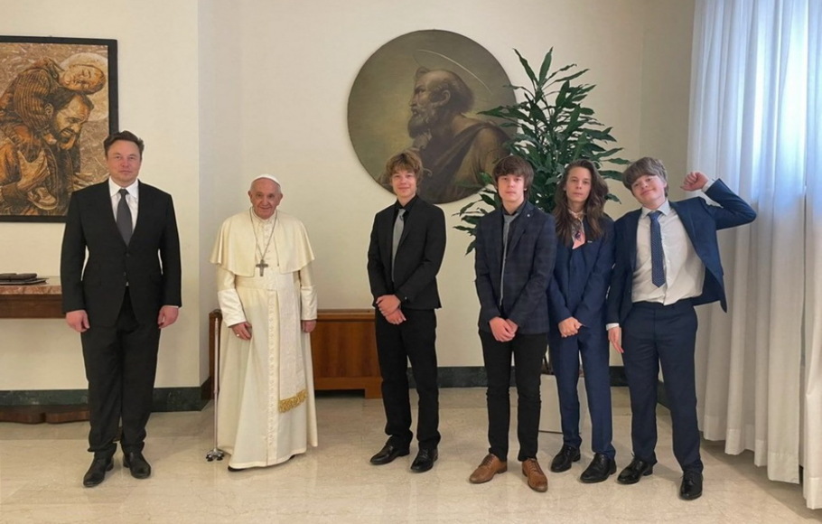 Pemimpin Tertinggi Umat Katolik, Paus Fransiskus (kedua dari kiri) melakukan audiensi pribadi di Vatikan, dengan Elon Musk (kiri), dan anak-anak Musk Damian, Kai, Saxon dan Griffin pada Jumat 1 Juli 2022.