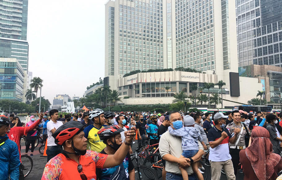 Masyarakat memadati kawasan Bundaran Hotel Indonesia atau Bundaran HI, Jakarta Pusat untuk mengikuti car free day, Minggu 3 Juli 2022.