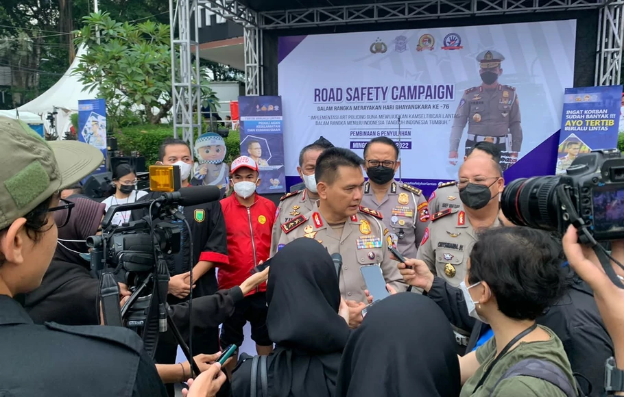 Kakorlantas Polri Irjen Pol Firman Santyabudi (tengah) memberi keterangan dalam road safety campaign di Bundaran HI, Jakarta Pusat, Minggu 3 Juli 2022.