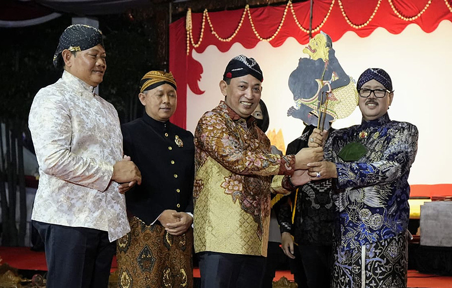 Kapolri Jenderal Listyo Sigit Prabowo menyerahkan wayang kulit kepada dalang Ki Yanto, Ki Anom Dwijokangko, dan Ki Anom Sutrisno dalam pergelaran Wayang Kulit di Mabes Polri, Sabtu, 2 Juli 2022 malam. 