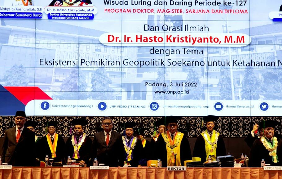 Gubernur Sumbar Mahyeldi Ansharullah dan Sekjen PDIP Hasto Kristiyanto menghadiri acara wisuda ke-127 Universitas Negeri Padang (UNP), di Aula Kampus tersebut, Minggu, 3 Juli 2027.