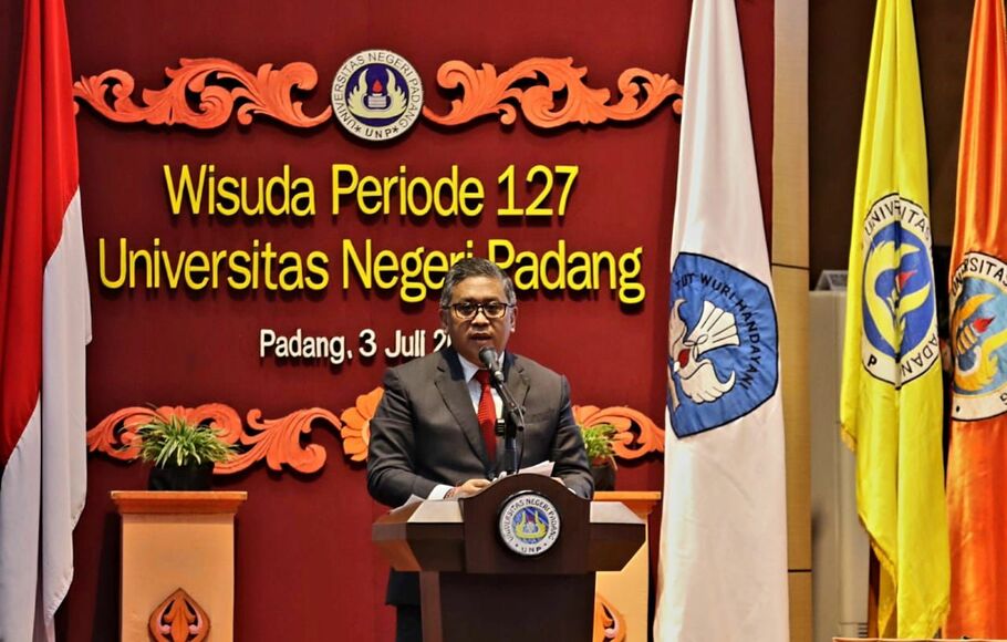 Sekjen PDIP Hasto Kristiyanto menyampaikan Orasi Ilmiah berjudul “Eksistensi Pemikiran Geopolitik Soekarno untuk Ketahanan Nasional”, di wisuda ke-127 Universitas Negeri Padang (UNP), Minggu, 3 Juli 2022.