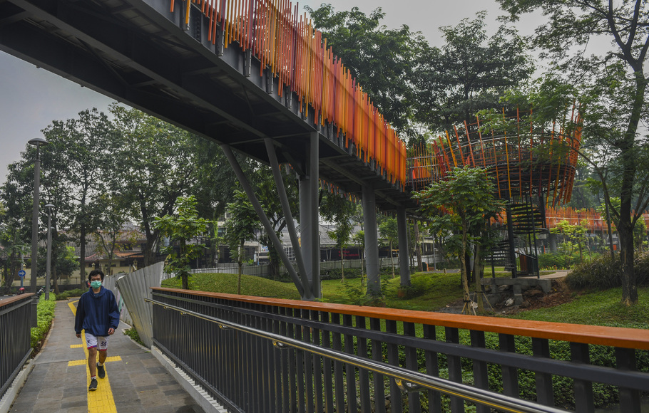 Warga berjalan di kawasan Tebet Eco Park yang ditutup sementara di Tebet, Jakarta, Minggu, 3 Juli 2022.