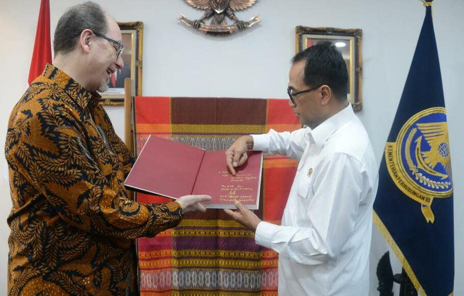 Menteri Perhubungan Budi Karya Sumadi (kanan) melakukan pertemuan dengan Duta Besar Kerajaan Spanyol untuk Indonesia Francisco de Asis Aguilera Aranda.