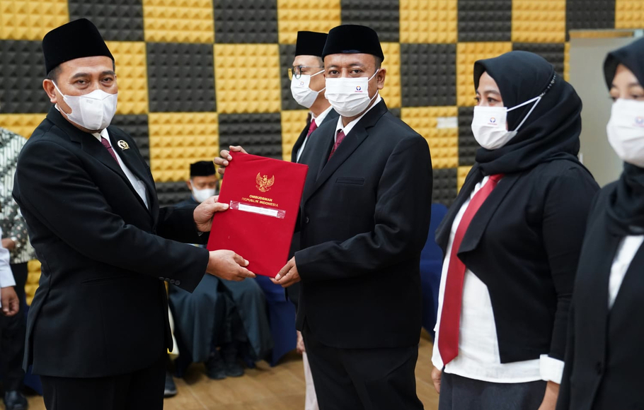 Ketua Ombudsman RI Mokhammad Najih (kiri) saat melantik Dedy Irsan sebagai Kepala Ombudsman RI Perwakilan Jakarta Raya periode 2022-2027, Sabtu (3/7/2022).