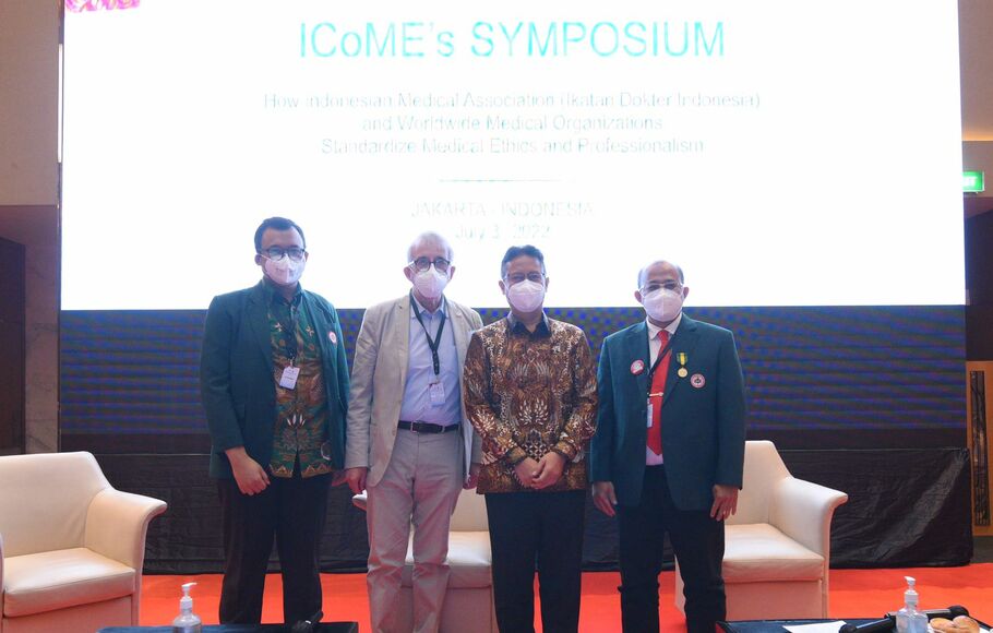 Menteri Kesehatan Budi Gunadi Sadikin (kedua dari kiri), Ketua Umum PB IDI M Adib Khumaidi, (kiri), foto bersama seusai acara Simposium Asosiasi Dokter Medis Sedunia (World Medical Association) Tahun 2022, di Jakarta, Minggu, 3 Juli 2022.