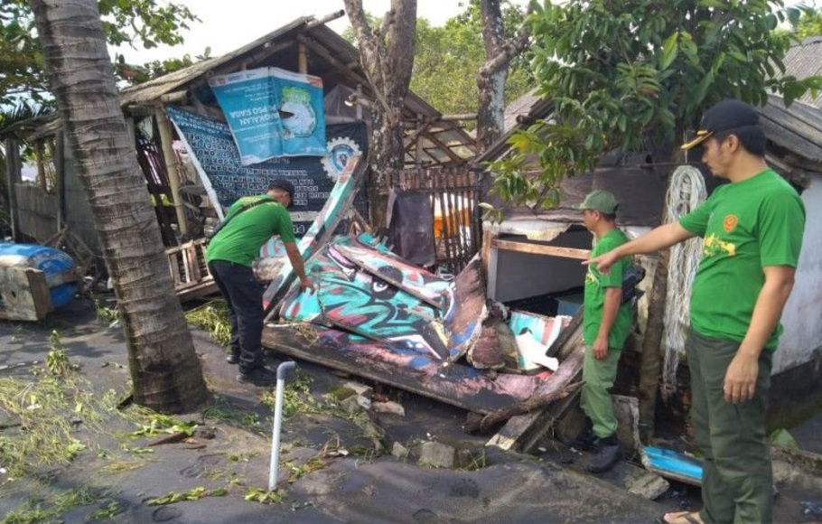 Salah satu rumah di Kampung Rawakalong, Kelurahan/Kecamatan Palabuhanratu, Kabupaten Sukabumi, Jabar yang rusak berat setelah dihantam gelombang tinggi laut selatan Kabupaten Sukabumi pada Minggu, 3 Juli 2022.