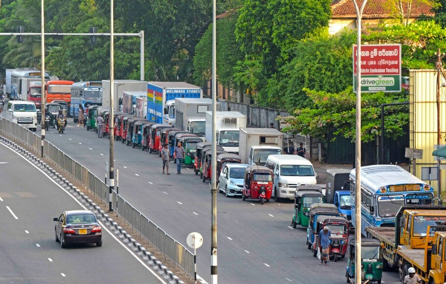 Antrean kendaraan di sepanjang jalan untuk membeli bahan bakar di sebuah pompa bensin di Kolombo pada 3 Juli 2022.