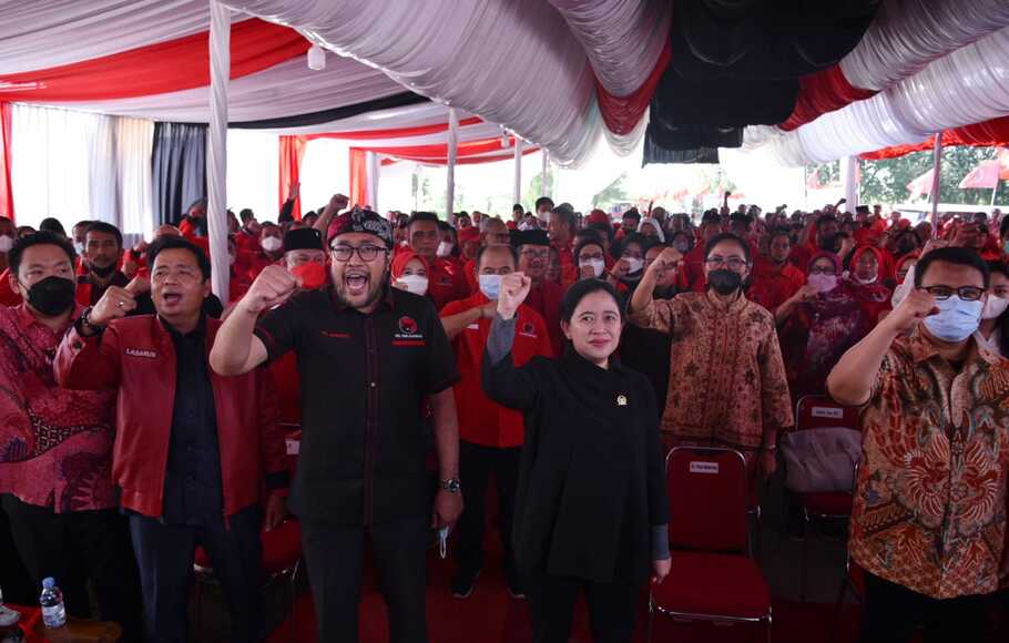 Ketua DPP PDIP Puan Maharani saat mengunjungi DPC PDIP Cirebon, Jawa Barat, Senin, 4 Juli 2022.