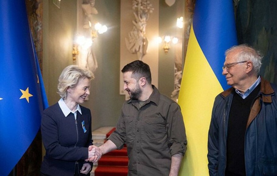 Presiden Ukraina Volodymyr Zelensky (tengah) menyambut Presiden Komisi Eropa Ursula von der Leyen (kiri) dan Perwakilan Tinggi Uni Eropa untuk Urusan Luar Negeri dan Kebijakan Keamanan Josep Borrell (kanan) di Kyiv.