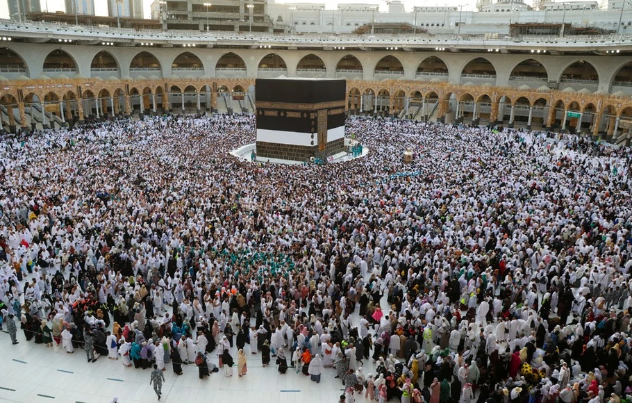 Jemaah haji berkumpul di depan Kabah di Masjidil Haram di kota suci Mekah, Arab Saudi pada 2 Juli 2022.