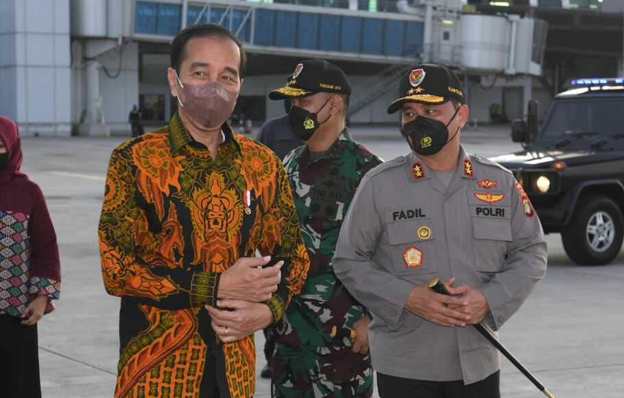 Presiden Joko Widodo (kiri) bersama Kapolda Metro Jaya Irjen Pol Mohammad Fadil Imran (kanan).