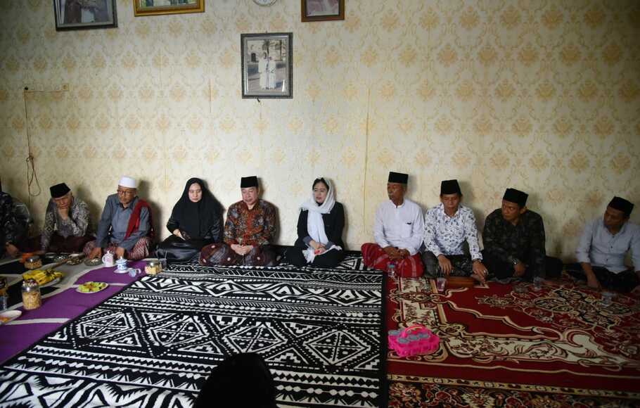 Ketua DPR Puan Maharani saat berkunjung ke Pondok Pesantren Buntet, Cirebon, Jawa Barat, Senin, 4 Juli 2022.