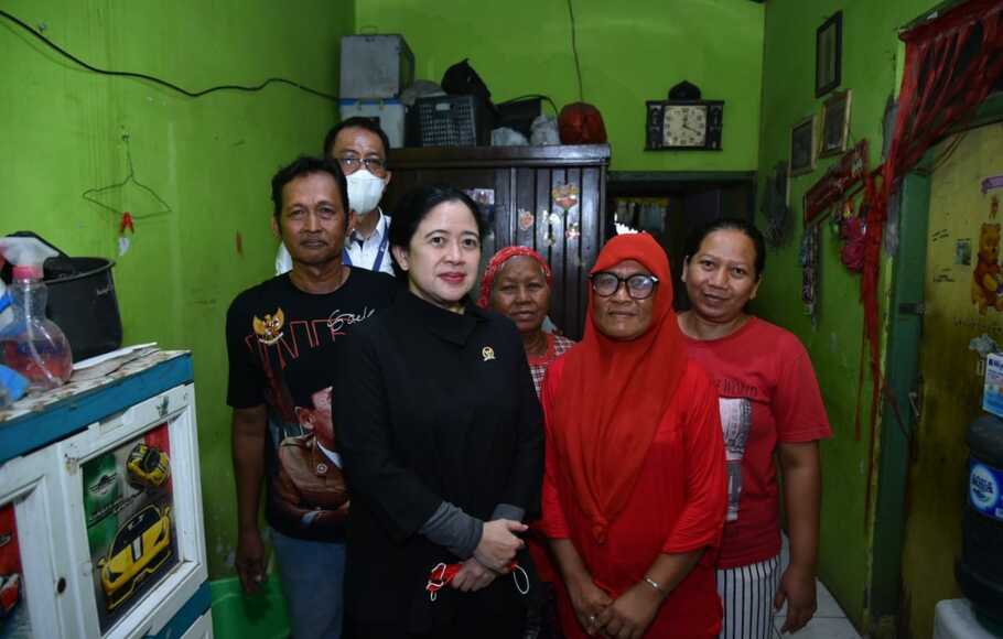 Ketua DPR Puan Maharani usai berdialog dengan warga di Kampung Nelayan, Cangkol, Kota Cirebon, Jawa Barat, Senin, 4 Juli 2022