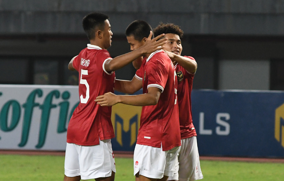 Pemain Indonesia U-19 Hokky (tengah) merayakan golnya ke gawang Brunei Darussalam bersama rekan setimnya dalam laga penyisihan Grup A Piala AFF U19 2022 di Stadion Patriot Chandrabhaga, Bekasi, Jawa Barat, Senin, 4 Juli 2022.