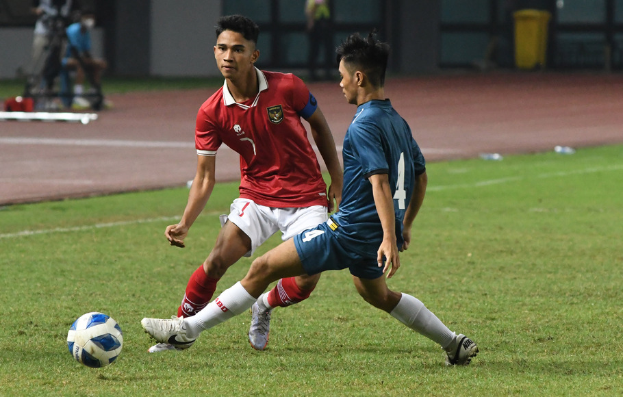 Pemain Indonesia U-19 Marselino (kiri) diadang pemain Brunei Darussalam U-19 Maverick dalam laga penyisihan Grup A Piala AFF U-19 2022 di Stadion Patriot Chandrabhaga, Bekasi, Jawa Barat, Senin, 4 Juli 2022.
