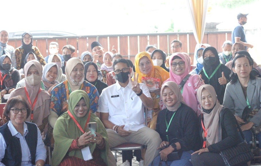 Menteri Pariwisata dan Ekonomi Kreatif (Menparekraf) Sandiaga Salahuddin Uno bersaa para pelaku usaha mikro kecil dan menengah (UMKM) Yogyakarta, Senin 7 Juli 2022.