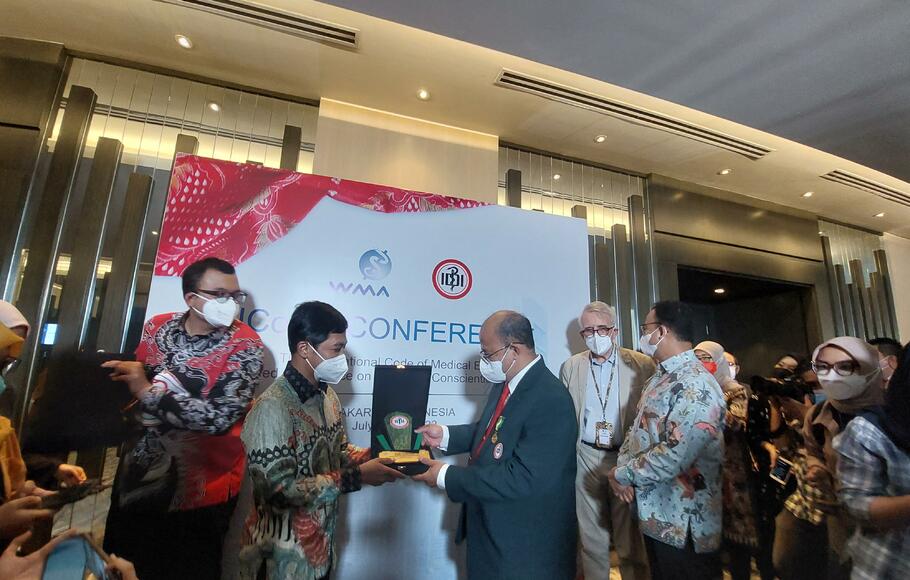 Wakil Menteri Kesehatan (Wamenkes) Dante Saksono Harbuwono menerima plakat dari Ketua Umum Pengurus Besar Ikatan Dokter Indonesia (PB IDI), M Adib Khumaidi pada acara Konferensi Asosiasi Dokter Medis Sedunia (World Medical Association) tahun 2022 yang diselenggarakan di Jakarta, Senin, 4 Juli 2022.