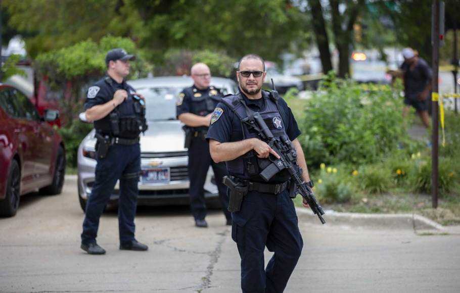 Responden pertama bekerja di lokasi penembakan massal pada parade Empat Juli di Highland Park, Illinois, AS pada Senin 4 Juli 2022 . Setidaknya enam orang tewas dan 19 terluka.